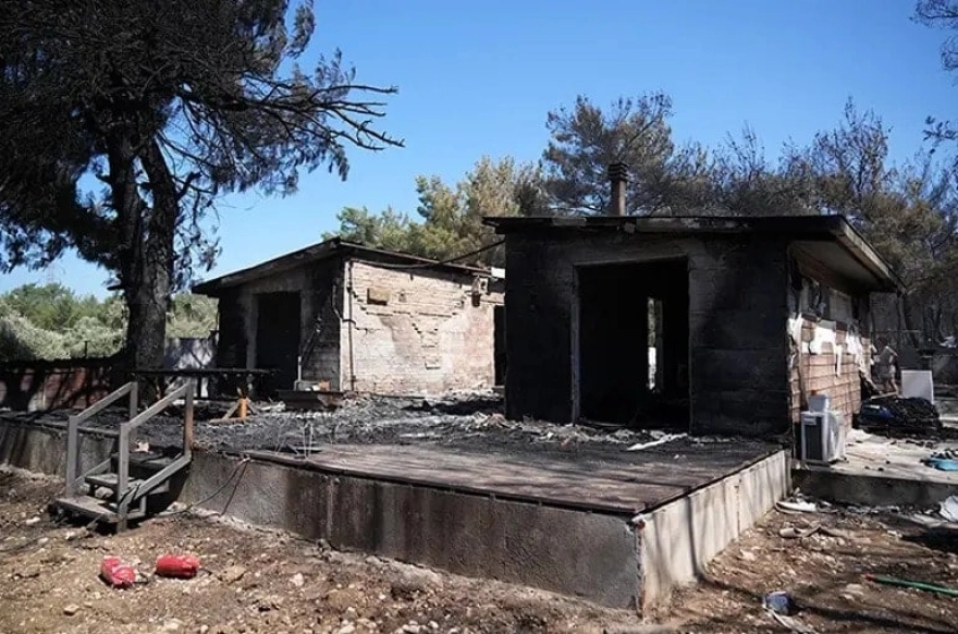 Yangın, bir evin çatısındaki tadilat sırasında çıktı, tüm mahalleyi sardı