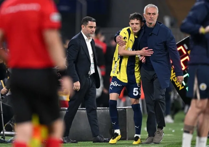 Fenerbahçe'de Jose Mourinho Kararıyla 8 Futbolcu Takımdan Ayrılıyor