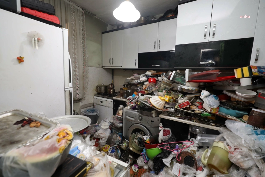 Yenimahalle'de Bir Konuttan Üç Kamyon Çöp Çıkarıldı