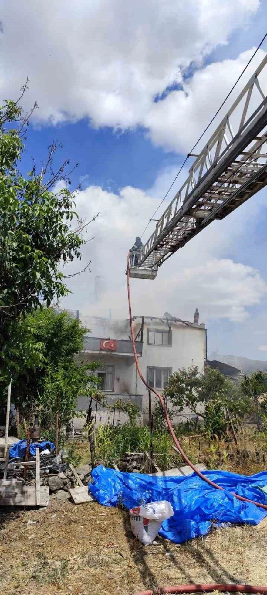 Alevlere teslim olan ev kullanılamaz duruma geldi