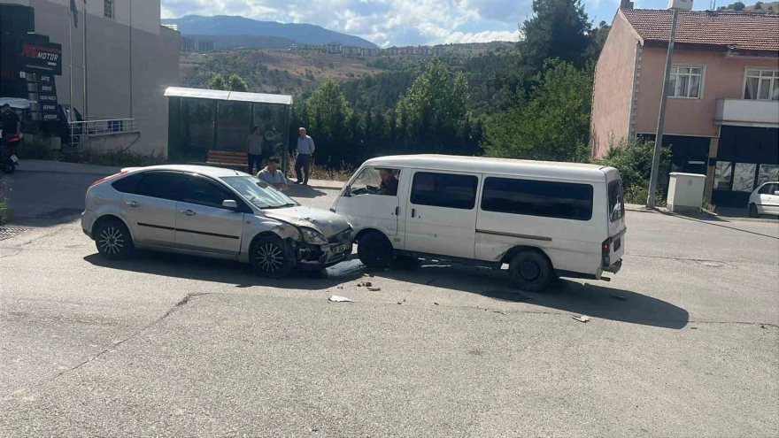 Otomobil ile panelvan minibüsün çarpışması kameraya yansıdı
