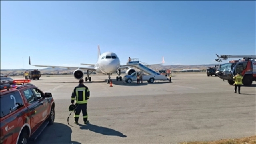 Sharjah-İstanbul seferi yapan uçak, motor arızası yüzünden Esenboğa'ya acil iniş yaptı.