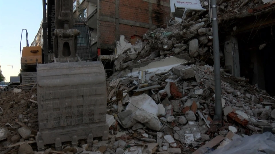 Kontrollü yıkım sırasında panik yaşandı, 'Kurtlar Vadisi' oyuncusunun evi zarar gördü