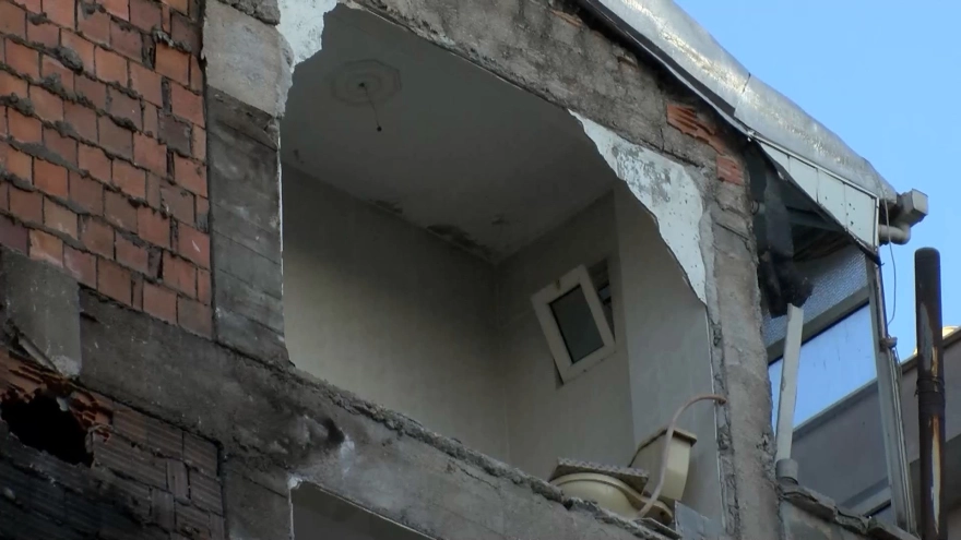 Kontrollü yıkım sırasında panik yaşandı, 'Kurtlar Vadisi' oyuncusunun evi zarar gördü