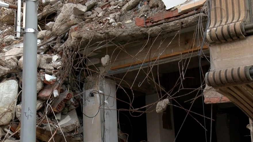 Kontrollü yıkım sırasında panik yaşandı, 'Kurtlar Vadisi' oyuncusunun evi zarar gördü