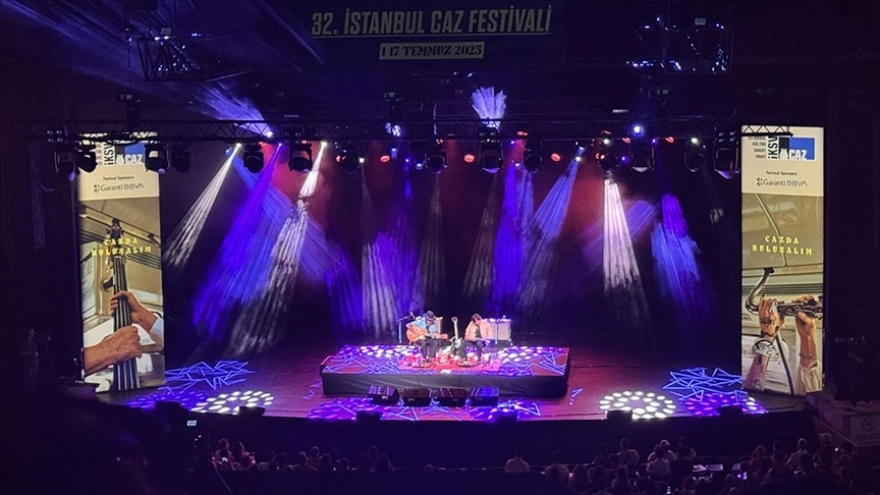 Hermanos Gutierrez Müzik Grubu Harbiye'de Sahne Aldı