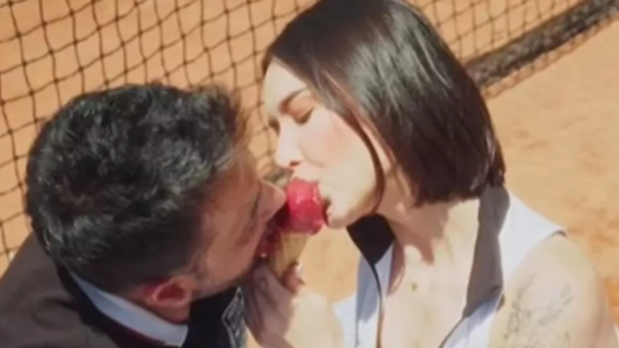 Emre Altuğ'un yeni klibi tartışma yarattı: Aynı dondurmayı paylaştılar