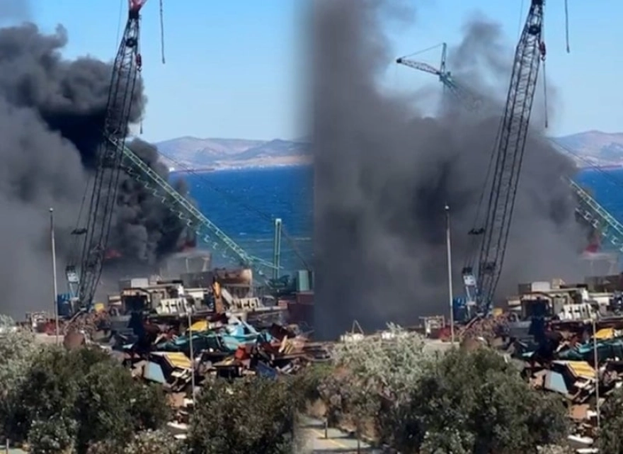 Tehlikeli atık yüklü gemide yangın çıktı