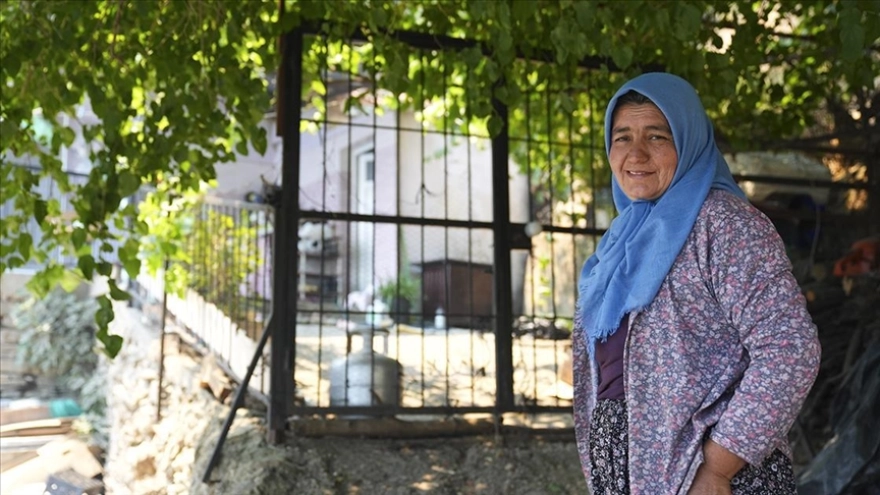 Yangında Mahallesini Terk Etmeyen Kadın Evleri Korudu