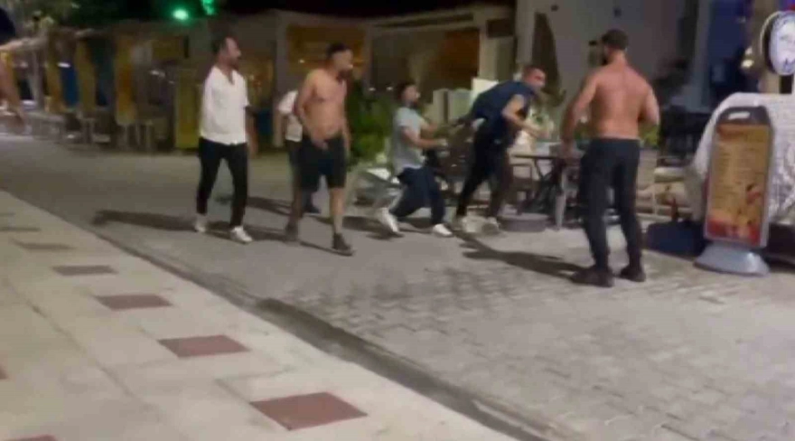 Vatandaşlar, esnafı vuran şahsı yakalayıp darbetti