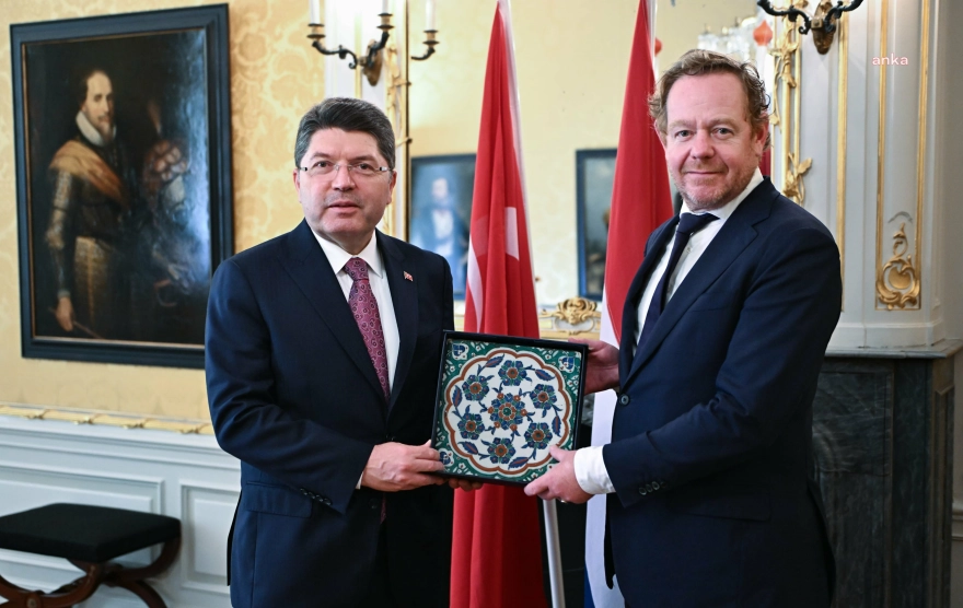 Bakan Tunç, Yurtdışına Kaçırılan Tarihi Çiniyi Hollanda'dan Teslim Aldı