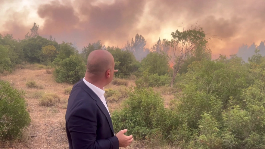 CHP Genel Başkan Yardımcısı Murat Bakan, İzmir'deki yangınlara müdahalenin yetersizliğini dile getirdi: İzmir kül olmadan daha fazla hava ve kara aracı istiyoruz.