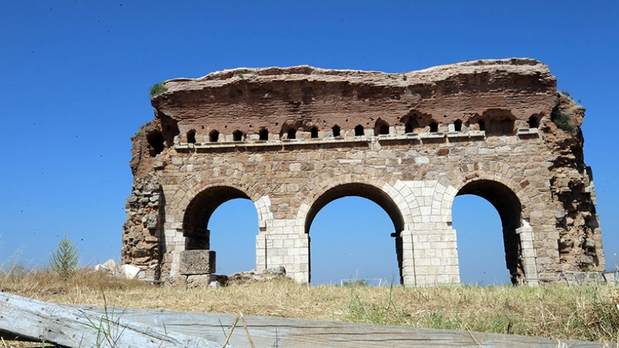 Tralleis Antik Kenti'nin 2 bin yıllık havuzu tekrar suyla buluşuyor