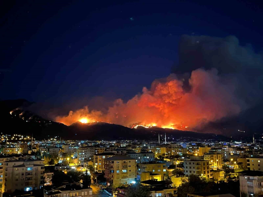 Hatay'daki orman yangınında yükselen alevler geceyi aydınlattı
