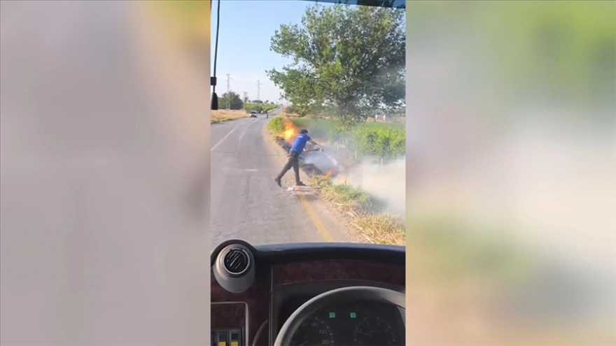 Ceza infaz kurumu personeli, mesaiye giderken gördükleri yangına müdahale etti