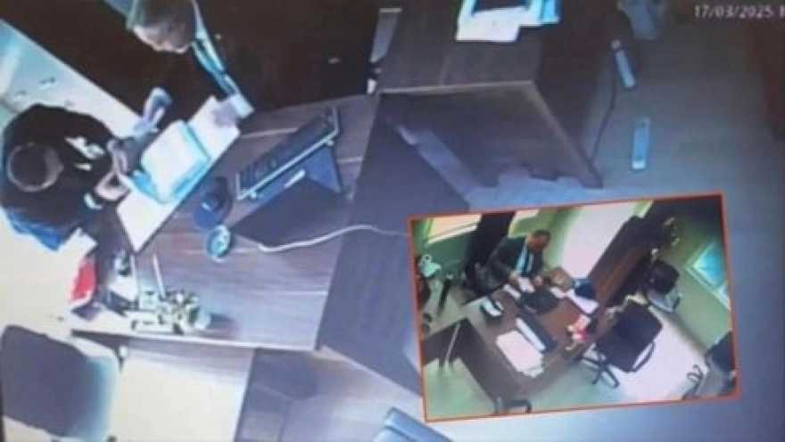 Rüşvet skandalı kameralara yansıdı: Evrak incelerken gizlice para saydılar