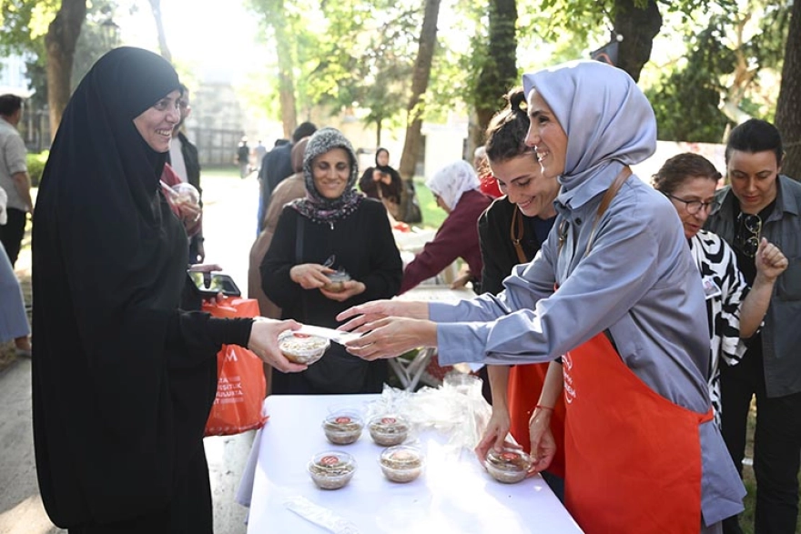 Genç KADEM Gönüllüleri Şehzade Camisi Bahçesinde Aşure Dağıttı