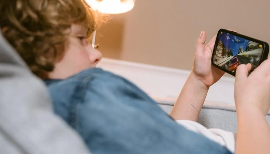 Çocuklarınızı dijital dünyada yalnız bırakmayın: 10 önlem