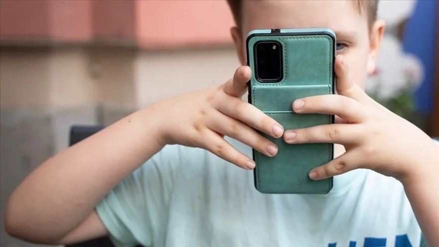 Çocuklarınızı dijital dünyada yalnız bırakmayın: 10 önlem