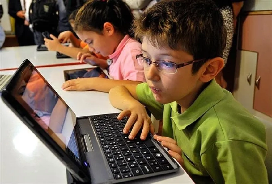 Çocuklarınızı dijital dünyada yalnız bırakmayın: 10 önlem