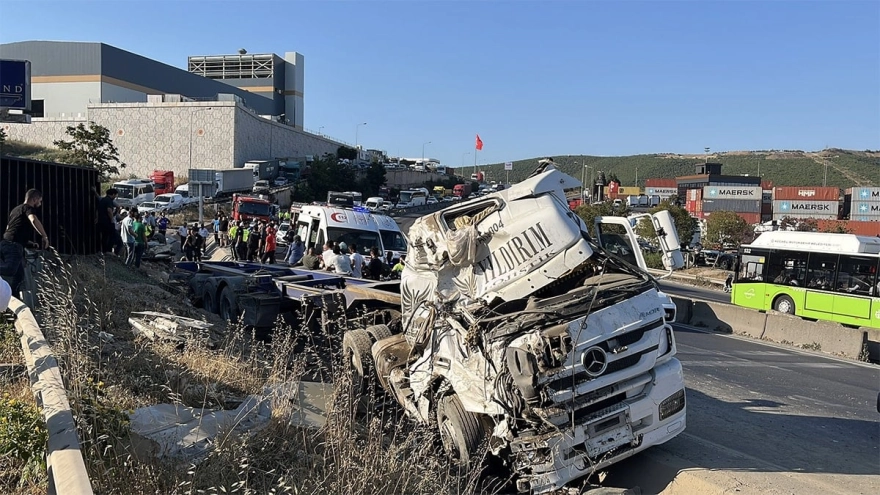 İki Otomobil ve TIR Çarpıştı: Çok Sayıda Can Kaybı