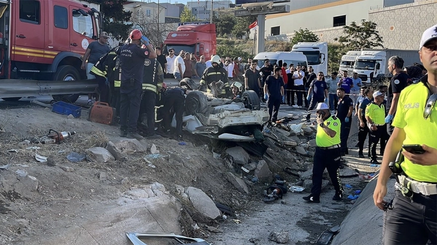 İki Otomobil ve TIR Çarpıştı: Çok Sayıda Can Kaybı