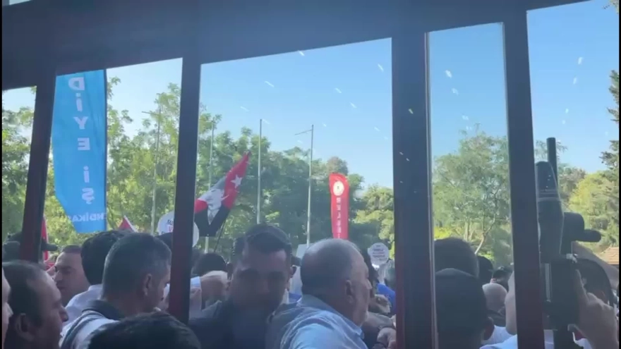 İzmir Büyükşehir Belediyesi iştiraklerinden iş akdi feshedilen işçiler Belediye Meclisi kapısına dayandı