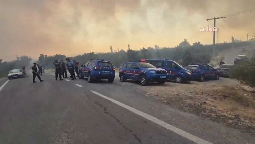 Çanakkale Ayvacık'taki orman yangını sonrası Valilik, iki köyde tahliyelerin başladığını bildirdi