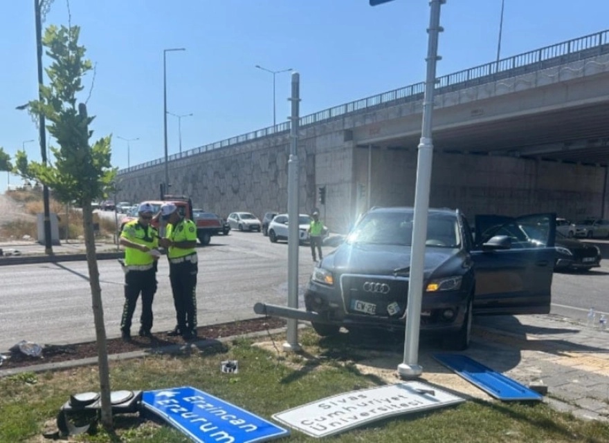 Sivas'ta cip ile otomobil çarpıştı, dört kişi yaralandı