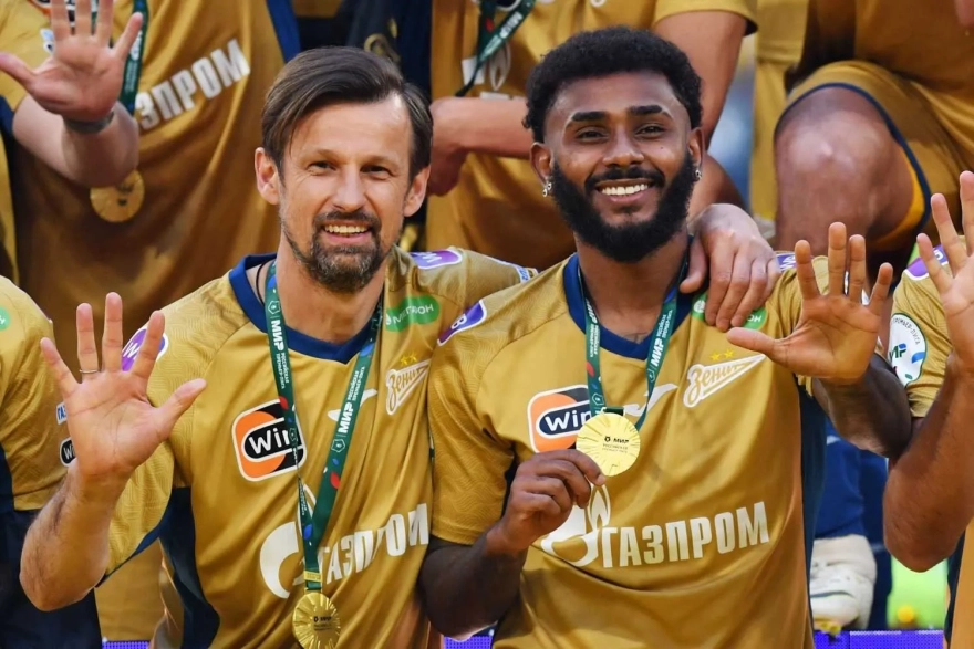 Fenerbahçe, Brezilyalı yıldızla görüşmelere başladı; Mourinho transferde ısrarcı