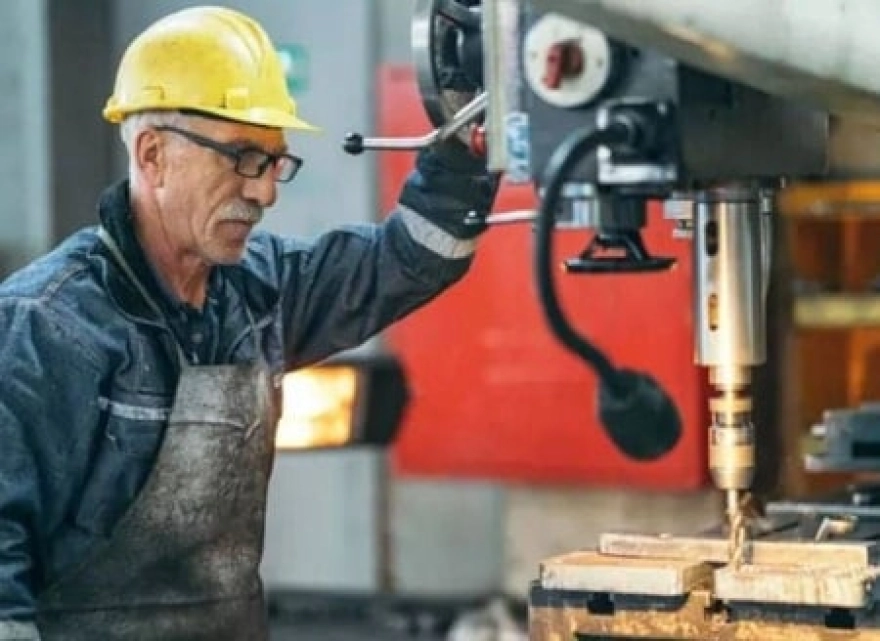 SGK Uzmanı Açıkladı: Emekli Olarak Çalışmaya Devam Edenlerin Maaşı Kesilecek mi?