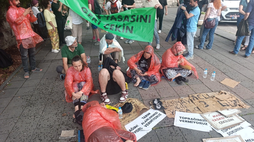 Zeytinliklerin madencilik faaliyetlerine açılmasını protesto eden köylüler, Meclis önünden seslerini duyurmaya çalışıyor: 