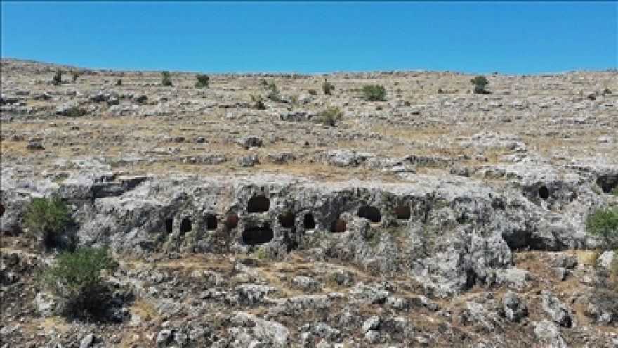 Adıyaman'da Roma Dönemi Kaya Mezarları ve Tunç Çağı İzleri Ortaya Çıkarıldı