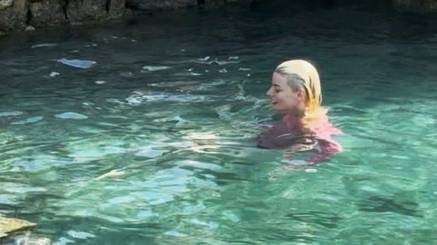 Dünya çapında milyonlarca hayrana sahip Amerikalı oyuncu Anya Taylor-Joy, Türkiye ziyaretinde Lymra Antik Kenti'nde serinledi.