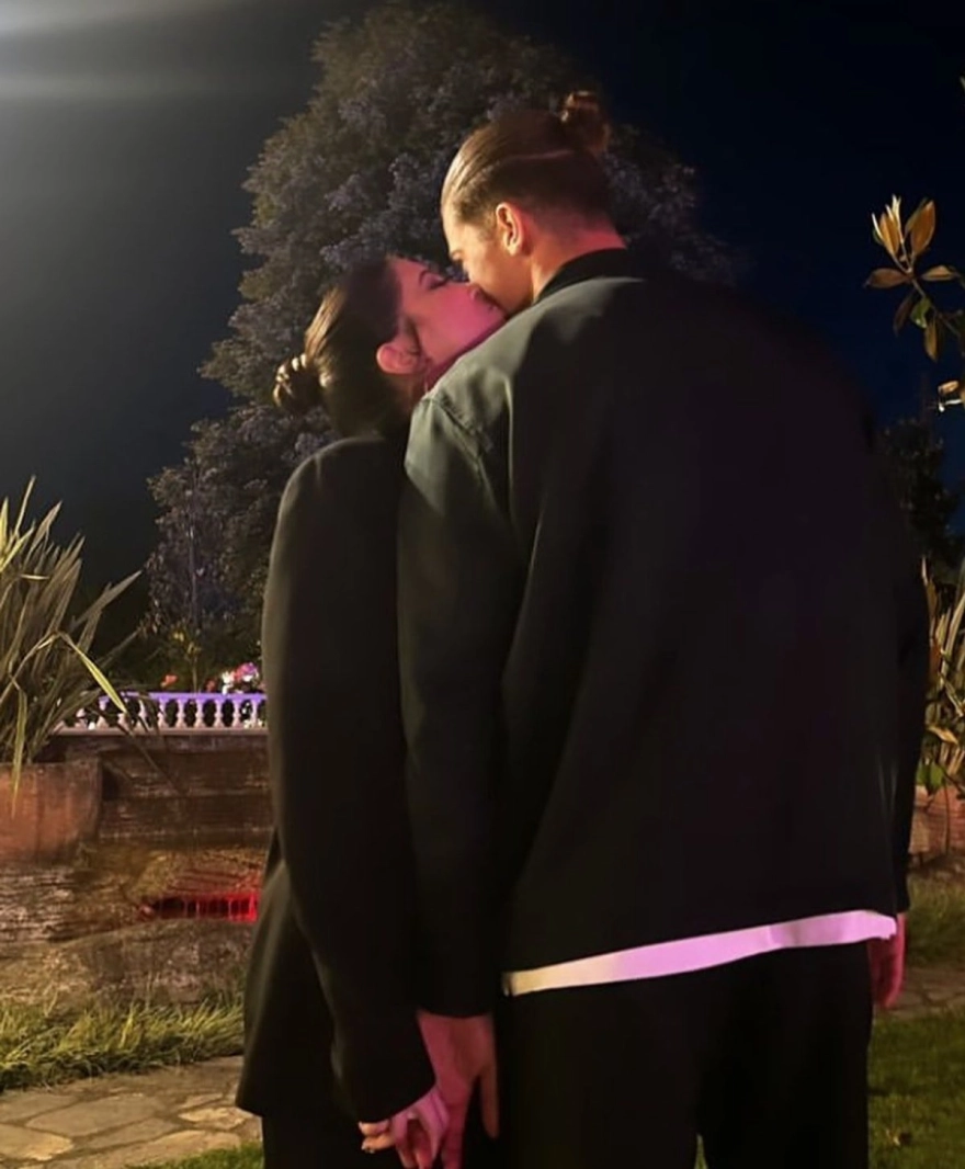 Milli futbolcu Bertuğ Yıldırım gönlünü yeni bir modele kaptırdı