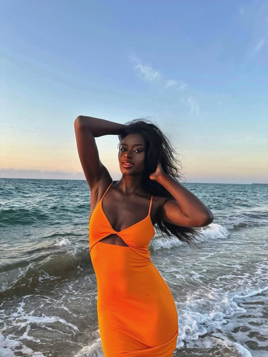 Milli futbolcu Bertuğ Yıldırım gönlünü yeni bir modele kaptırdı