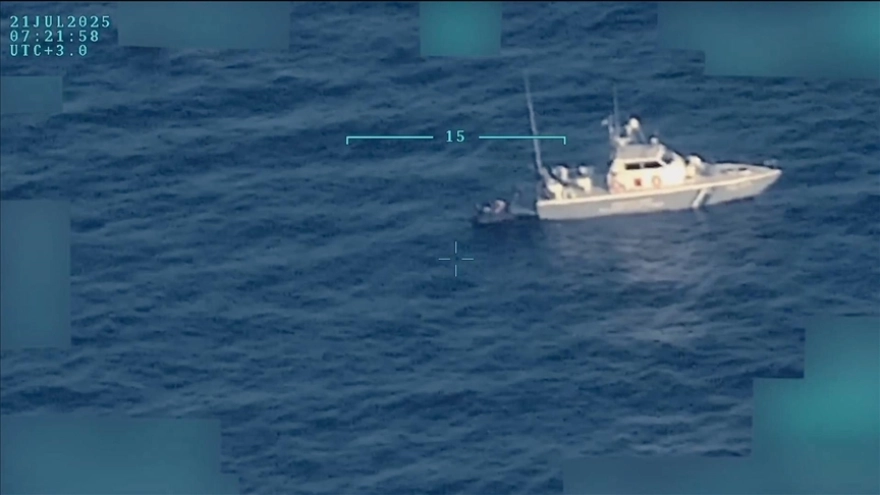 Milli Savunma Bakanlığı, Yunan Sahil Güvenliği'nin düzensiz göçmenleri Türk karasularına itme anlarını paylaştı