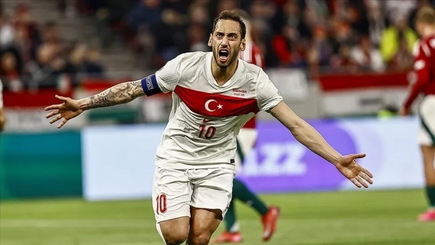 Hakan Çalhanoğlu'nun menajeri, yıldız oyuncunun geleceğiyle ilgili net açıklamalarda bulundu ve Fenerbahçe ile Galatasaray iddialarına cevap verdi.