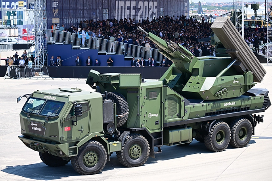 Uluslararası Savunma Sanayii Fuarı IDEF 2025'te Yerli Araçlarla Geçiş Töreni Düzenlendi