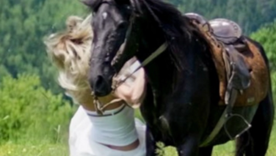 Klip çekimi sırasında attan düşen ünlü popçu hafızasını kaybetti