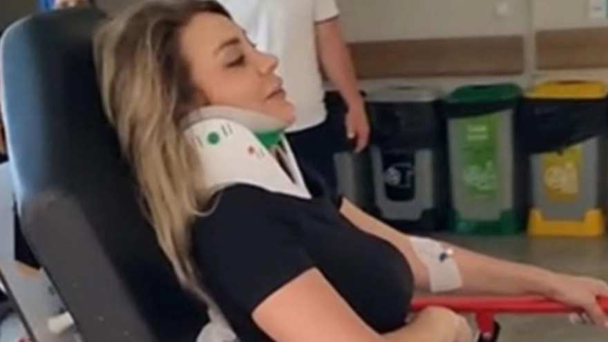 Klip çekimi sırasında attan düşen ünlü popçu hafızasını kaybetti