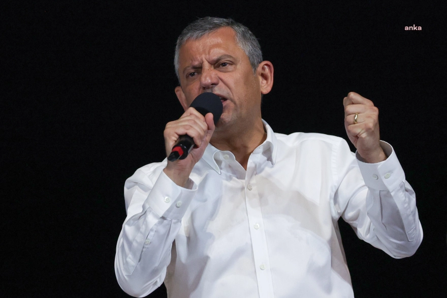 Özgür Özel: Gece yarısı operasyonuyla yapılan gözaltılarla dayanışmamızı kırmaya çalışanlara inat; biz birleşe birleşe kazanacağız