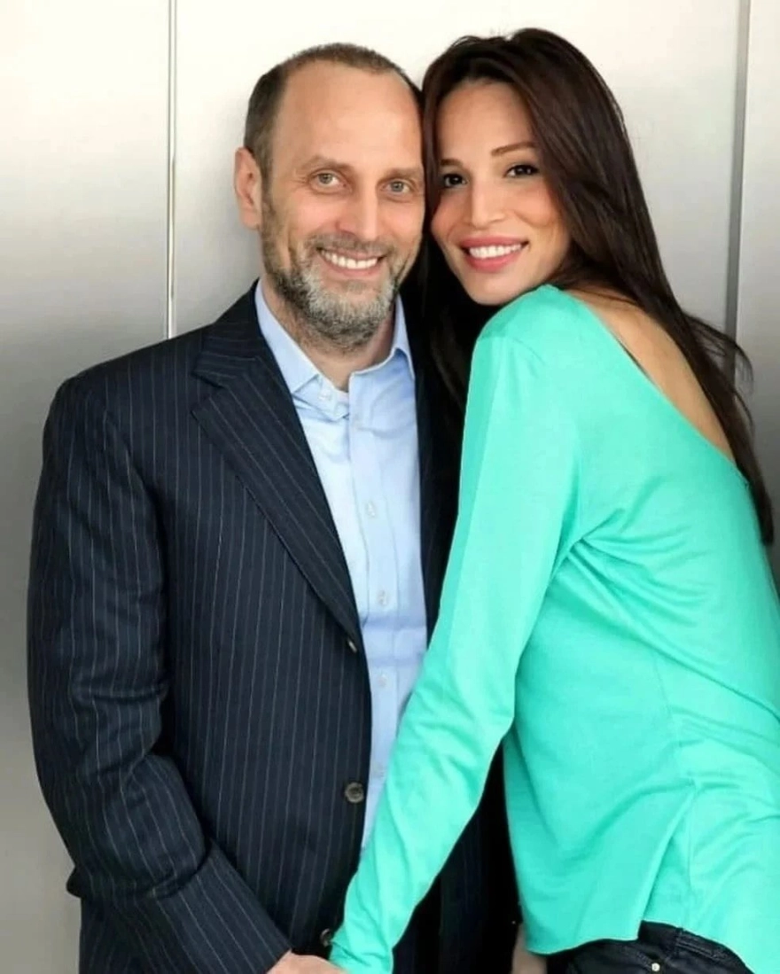 Zina davasına rağmen sevgilisiyle Yunan Adası'na gitti