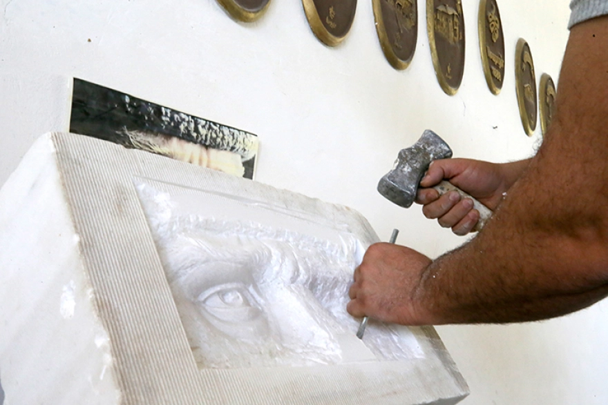 Heykeltıraş Furkan Ekici, dedesinin taş ustalığı geleneğini sanatsal eserlere dönüştürüyor