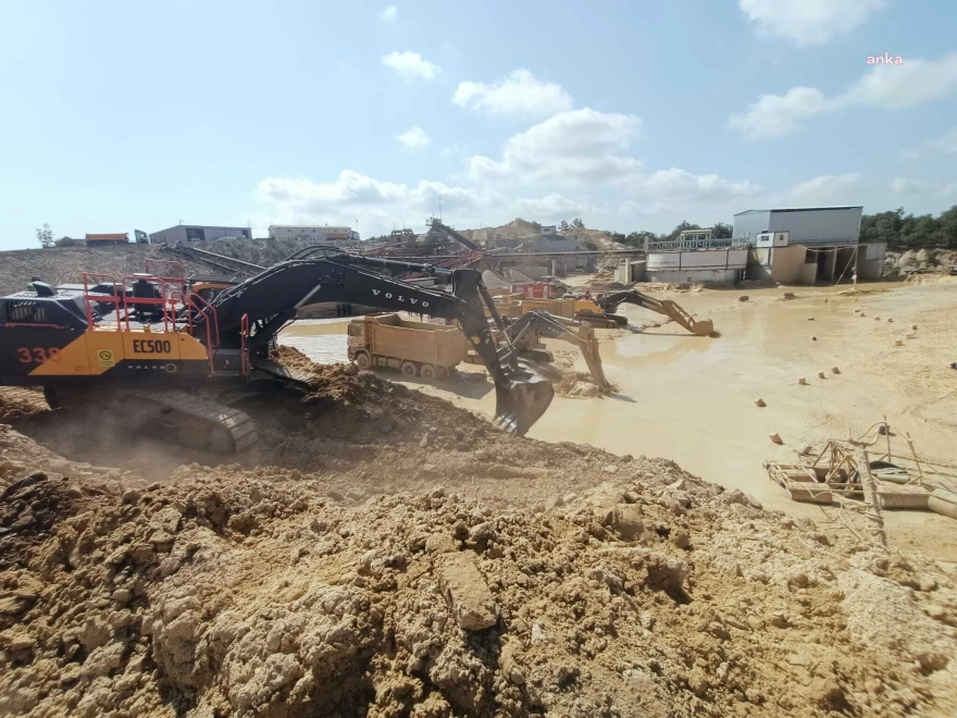 Çatalca’da kum ocağında göçük yaşandı, kepçe operatörü için arama çalışmaları sürüyor
