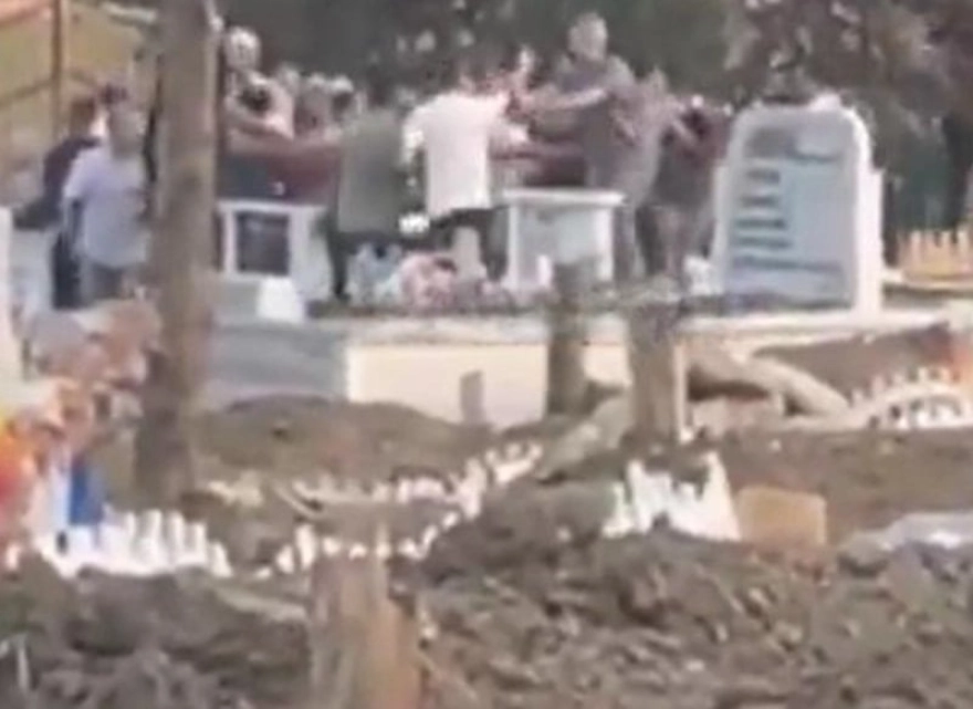 Cenaze Töreninde Başlayan Tartışma Mezarlıkta Kavgaya Dönüştü