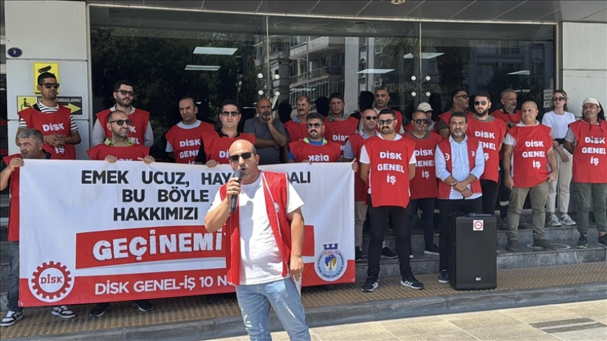 İzmir Karşıyaka Belediyesi İşçileri Maaş Sorunu Nedeniyle Eylem Yaptı
