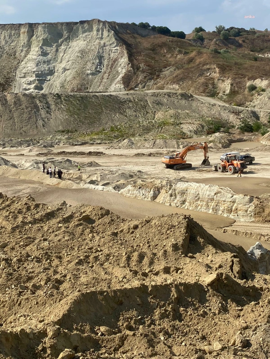 Silivri'de kum ocağında göçük meydana geldi; vinç operatörü göçük altında kaldı.