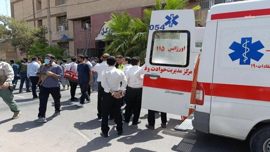 İran'ın güneydoğusunda adliye binasına düzenlenen silahlı saldırıda en az 6 kişi öldü, 22 kişi yaralandı.