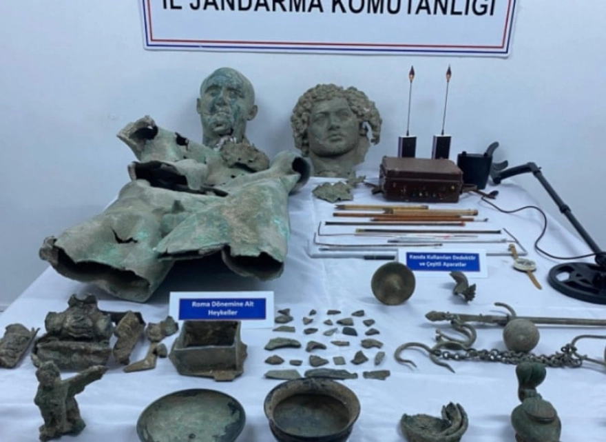 Bayburt’ta tarihi eser operasyonu: Yüzden fazla eser ele geçirildi